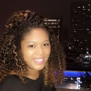 Meet your Posher, Yesenia